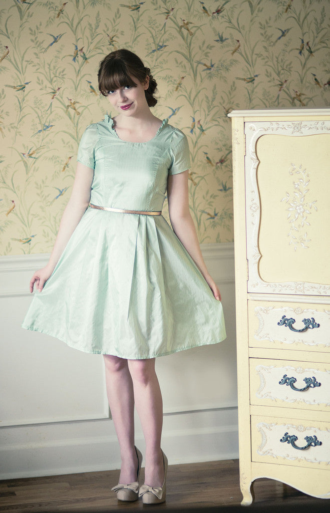 Violette Field Threads Harlow Dress and Peplum Top Paper Sewing Pattern (Misses)